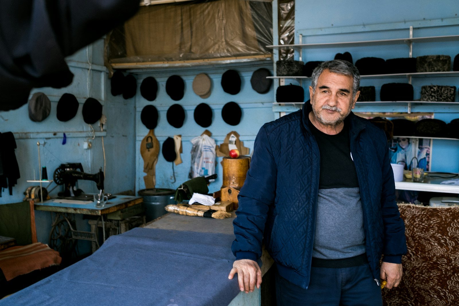 Emalatxanasında dayanan kişi, Bakı